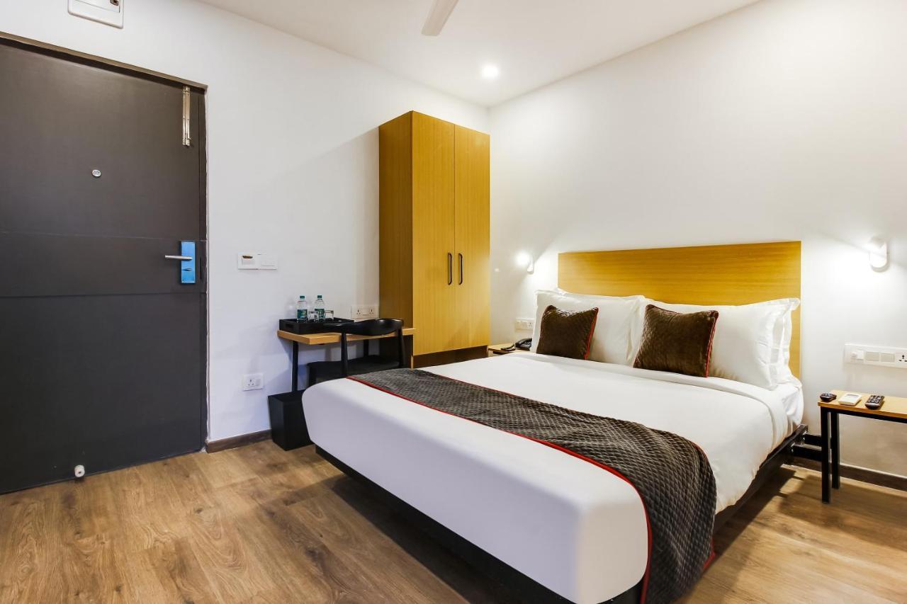 Townhouse De Alphabet Hotel Hyderabad Exterior photo
